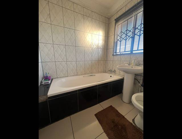 2 BEDROOM FREEHOLD FOR SALE IN SOSHANGUVE UU